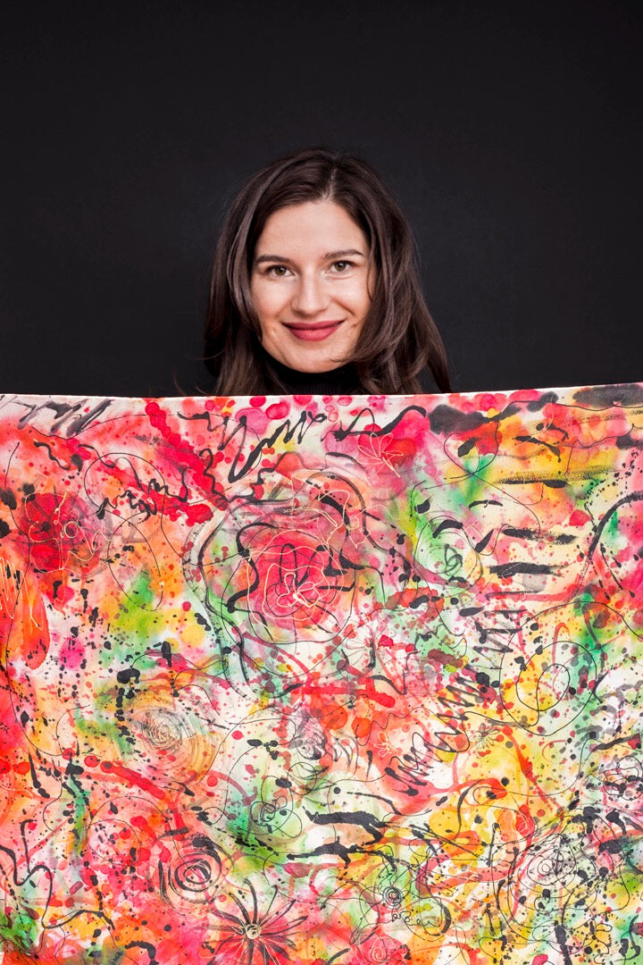 Barwy w tańcu / jedwabna malowana chusta/ 90 x 90 cm, 2021