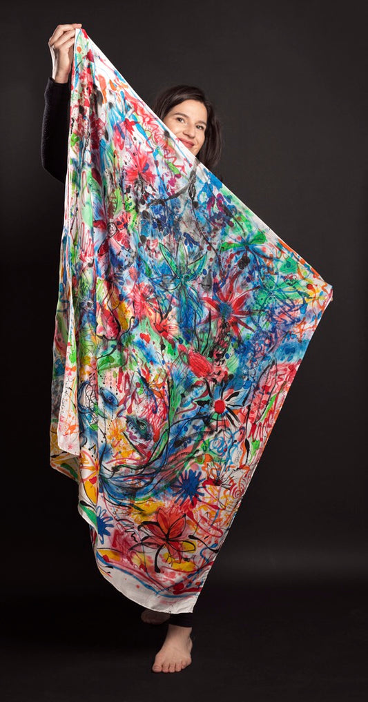 Portret, malowana chusta jedwabna, 114 x 114 cm, 2021