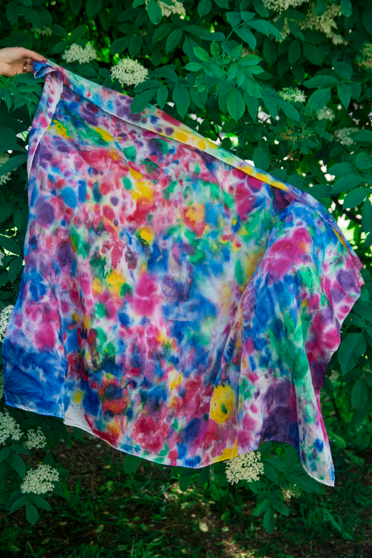 Barwna, chusta jedwabna, 114 x 114 cm, 2021